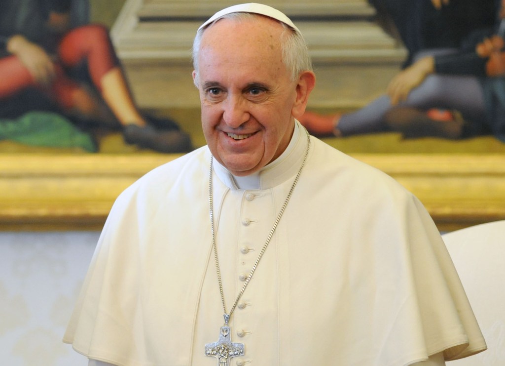 Paus Franciscus bedroefd en aangegrepen door aanslagen in Parijs
